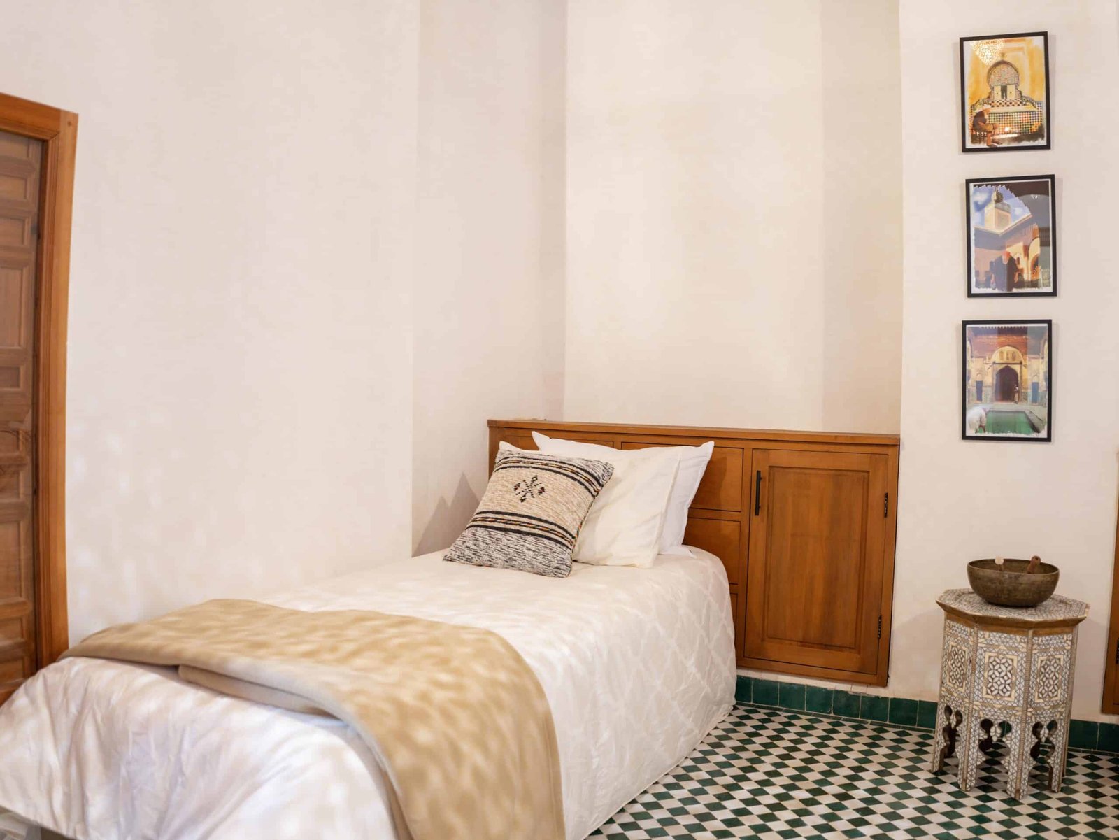 Cozy single bedroom at Riad Dar Flores in Fes with a comfortable bed, traditional Moroccan décor, handcrafted furniture, and authentic boutique accommodation.