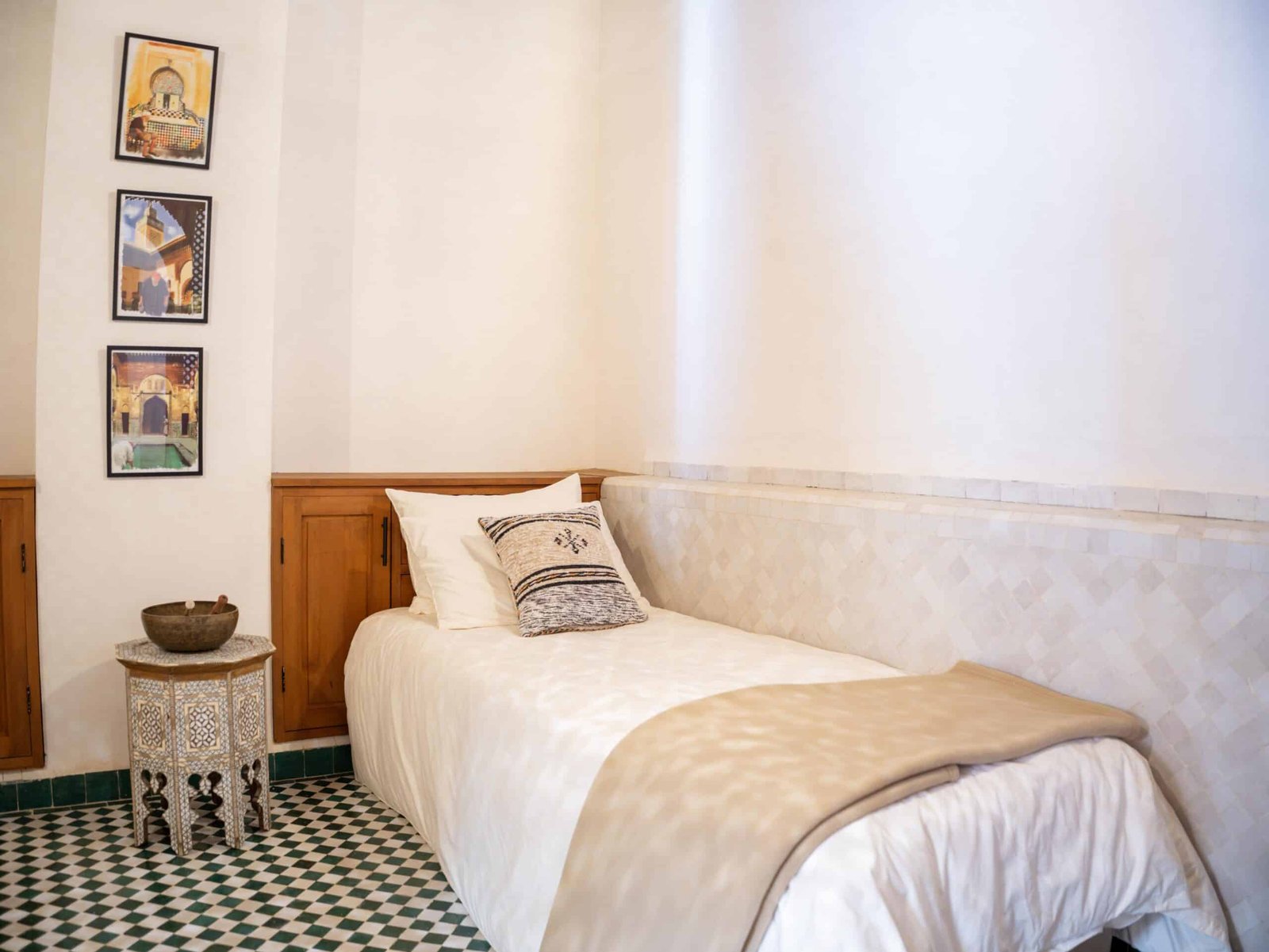Elegant single guest room at Riad Dar Flores in Fes featuring traditional Moroccan architecture, handcrafted furnishings, and a relaxing atmosphere.