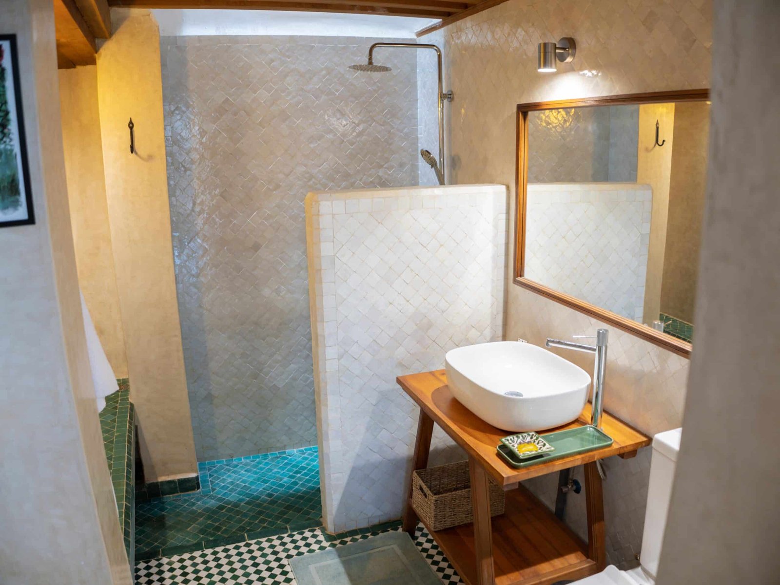Salle de bain de la Chambre Thym avec douche à l'italienne, vasque moderne et zellige marocain.